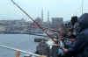 052 Istanbul - pescatori.jpg (332173 byte)