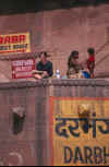 294 Varanasi IN - ragazza.jpg (390175 byte)
